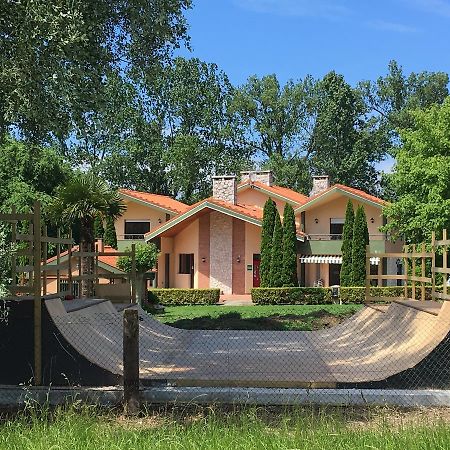 Somo Surfskate Hostel Castañedo Eksteriør billede